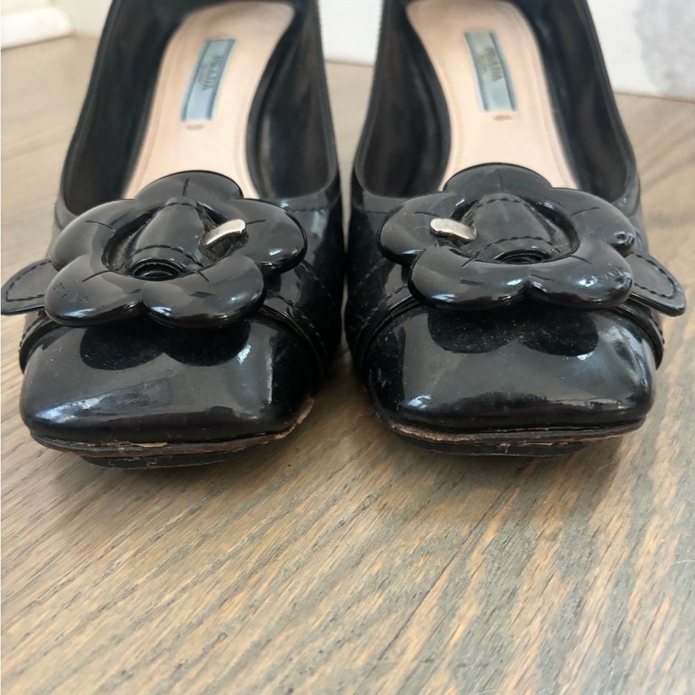 Prada black patent leather flower mod block heels size 36 women’s 6 - Picture 2 of 11